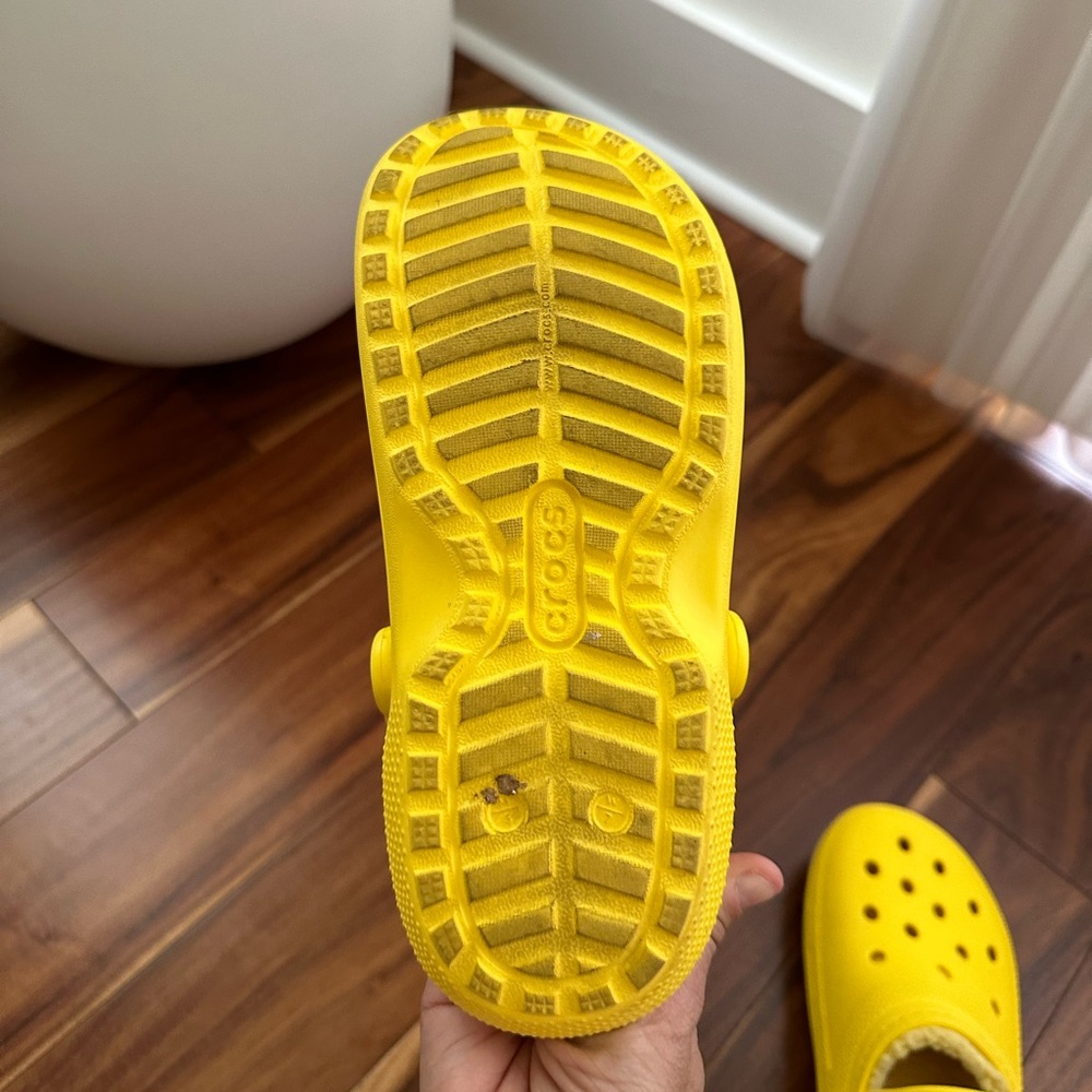 CROCS YELLOW DUAL COMFORT LINED LEMON YELLOW CLASSIC CLOGS SIZE M5 W7 - Picture 8 of 12